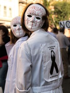 Manifestante con mascara/ Foto: EFE